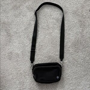 Everywhere Crossbody Bag 2L
Metal Hardware